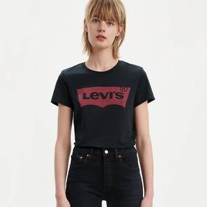 Black Levi’s logo top